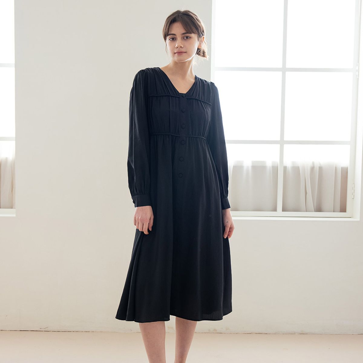 웬스데이딜라잇(WEDNESDAY DELIGHT) WED_Button v-neck pleated dress_BLACK