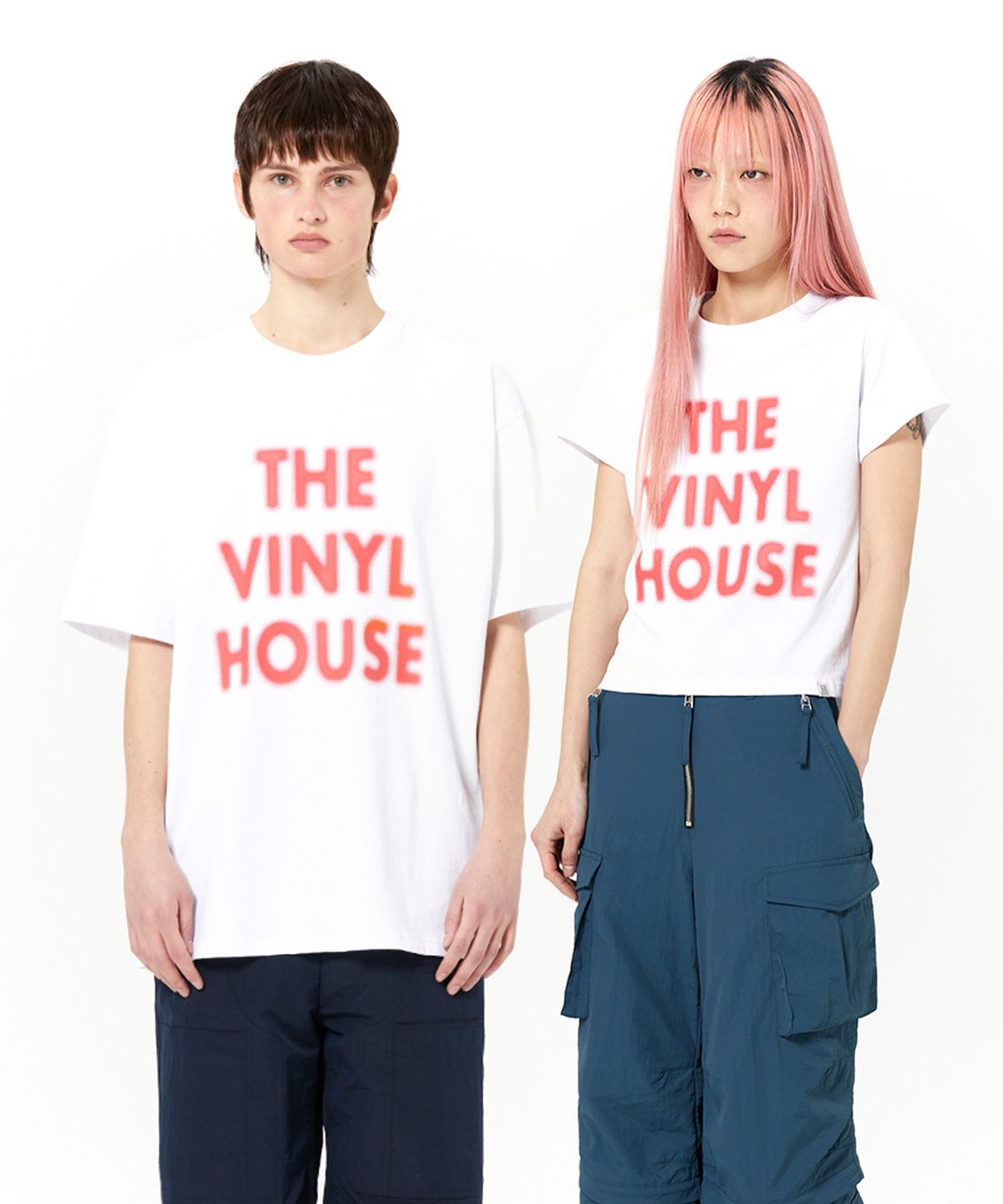 더바이닐하우스(THEVINYLHOUSE) SPRAY LOGO TEE WHITE (VH2DSUT500A)