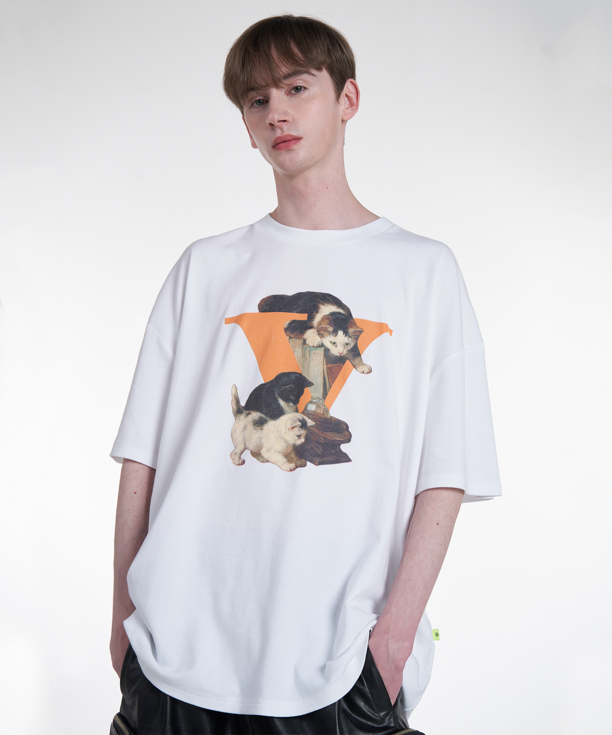 벌스원(VERSE ONE) CATS LOGO T-SHIRTS #1 WHITE