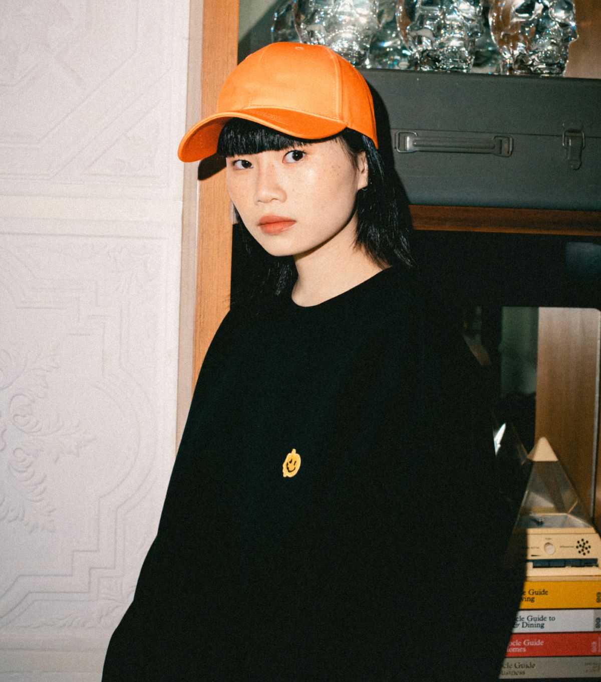 하이야(HAIYA) 스마일 패치 스웨트셔츠 - 블랙
