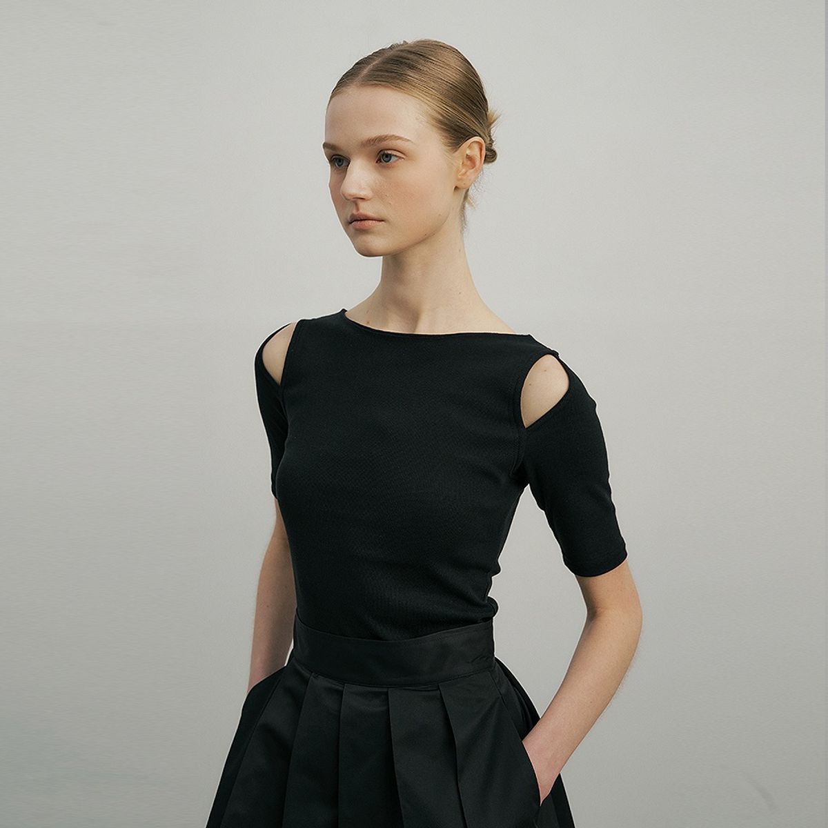 루시르주(LUCIR ZU) Boat neck hole Sleeves (black)