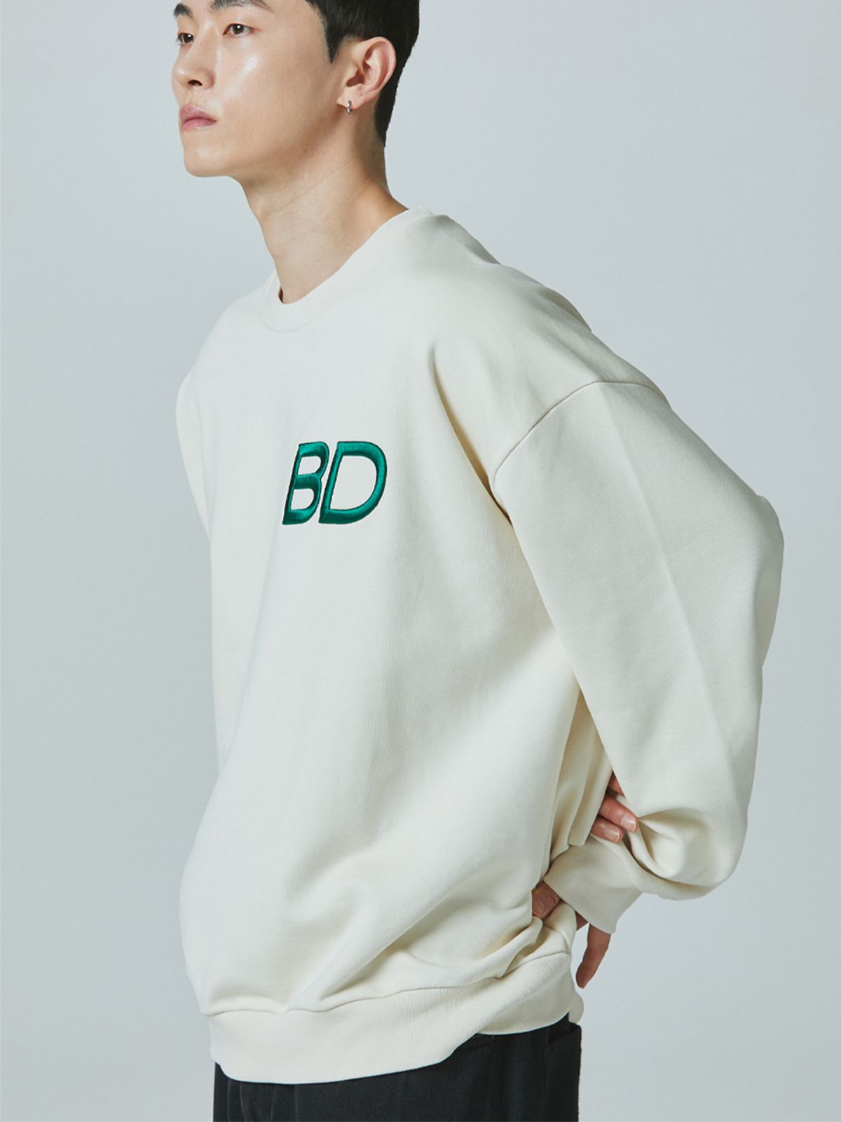 비디디엔(BDDN) 루즈 레터링 스웻셔츠 (cream)