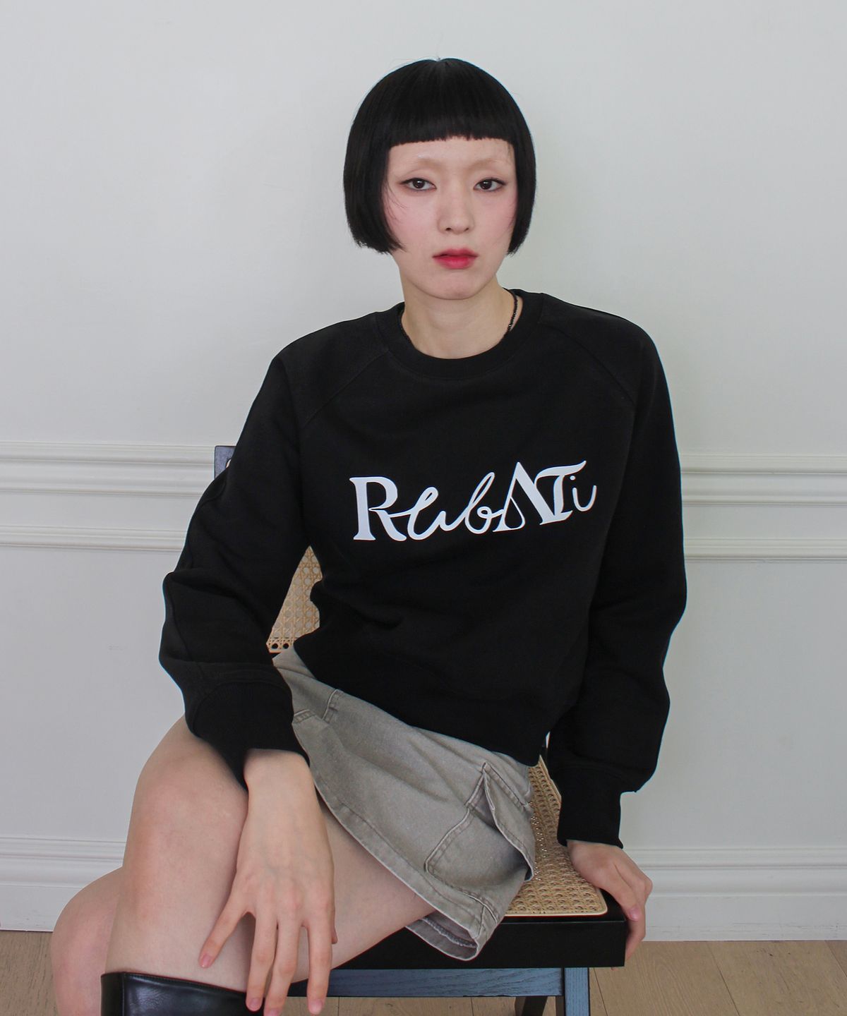 루바티(RUBATI) Lettering Logo Sweatshirt (BLACK)