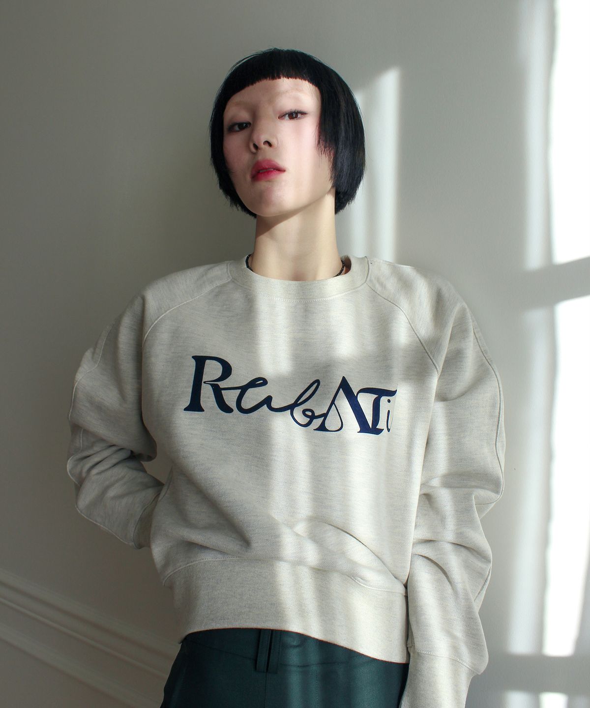 루바티(RUBATI) Lettering Logo Sweatshirt (OATMEAL)