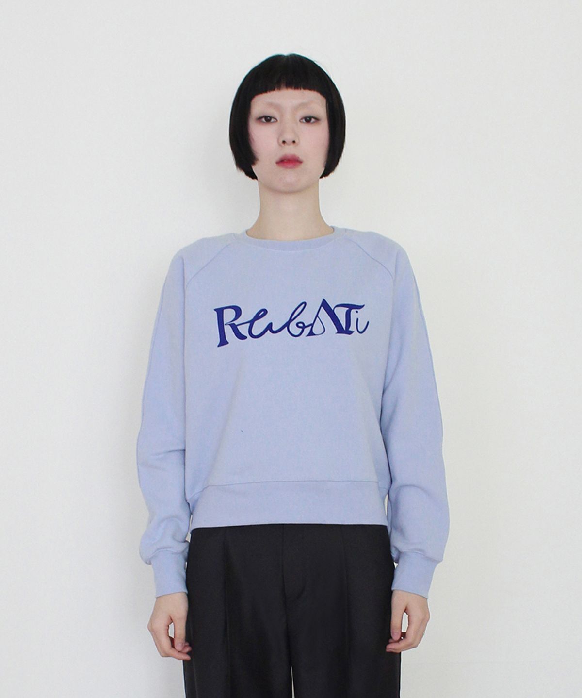 루바티(RUBATI) Lettering Logo Sweatshirt (DAWN BLUE)