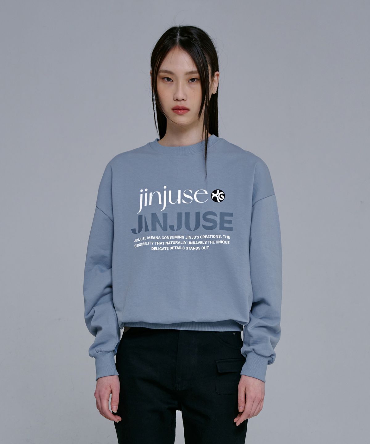 진주유즈(JINJUSE) JINJUSE LOGO SWEATSHIRT [BLUE]