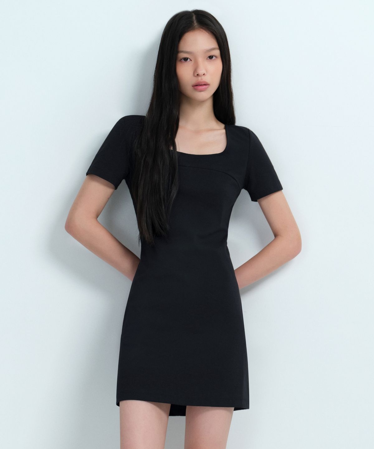 무신사 스탠다드 우먼(MUSINSA STANDARD WOMAN) 우먼즈 스퀘어 넥 저지 미니 드레스 [블랙]