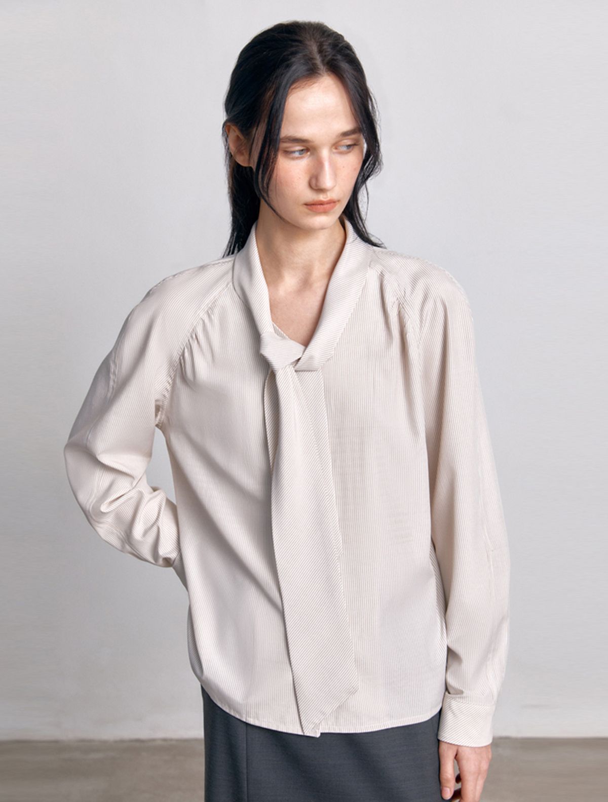 아바몰리(AVA MOLLI) Stripe Tie Blouse (BEIGE)