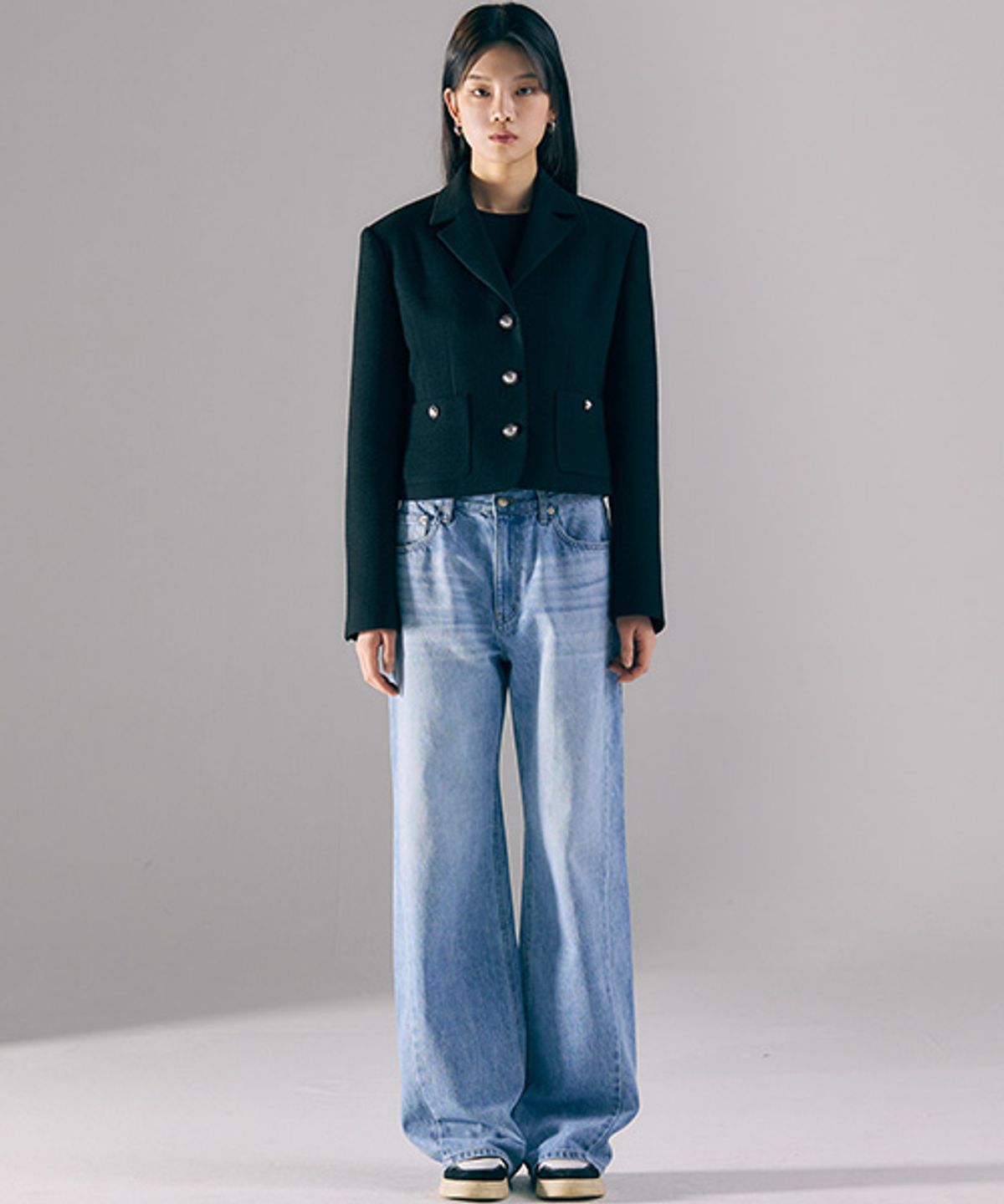 아바몰리(AVA MOLLI) Fitted 3Button Crop JK (BLACK)
