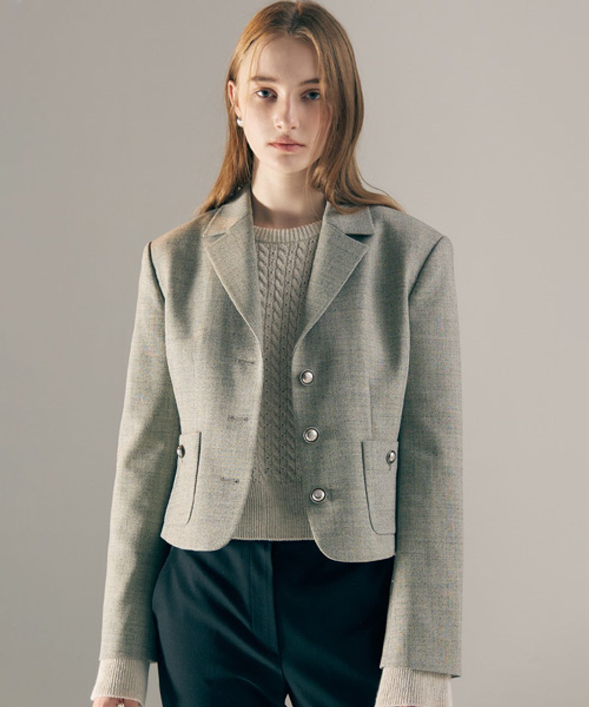 아바몰리(AVA MOLLI) Fitted 3Button Crop JK (GREY)