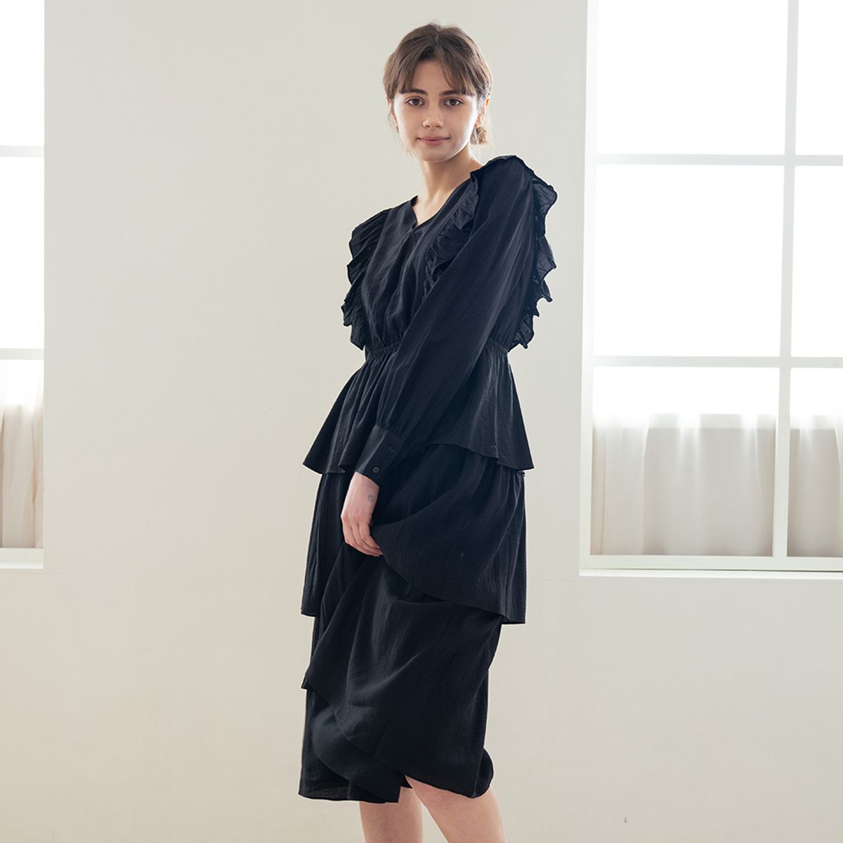 웬스데이딜라잇(WEDNESDAY DELIGHT) WED_Frill v-neck layered dress_BLACK