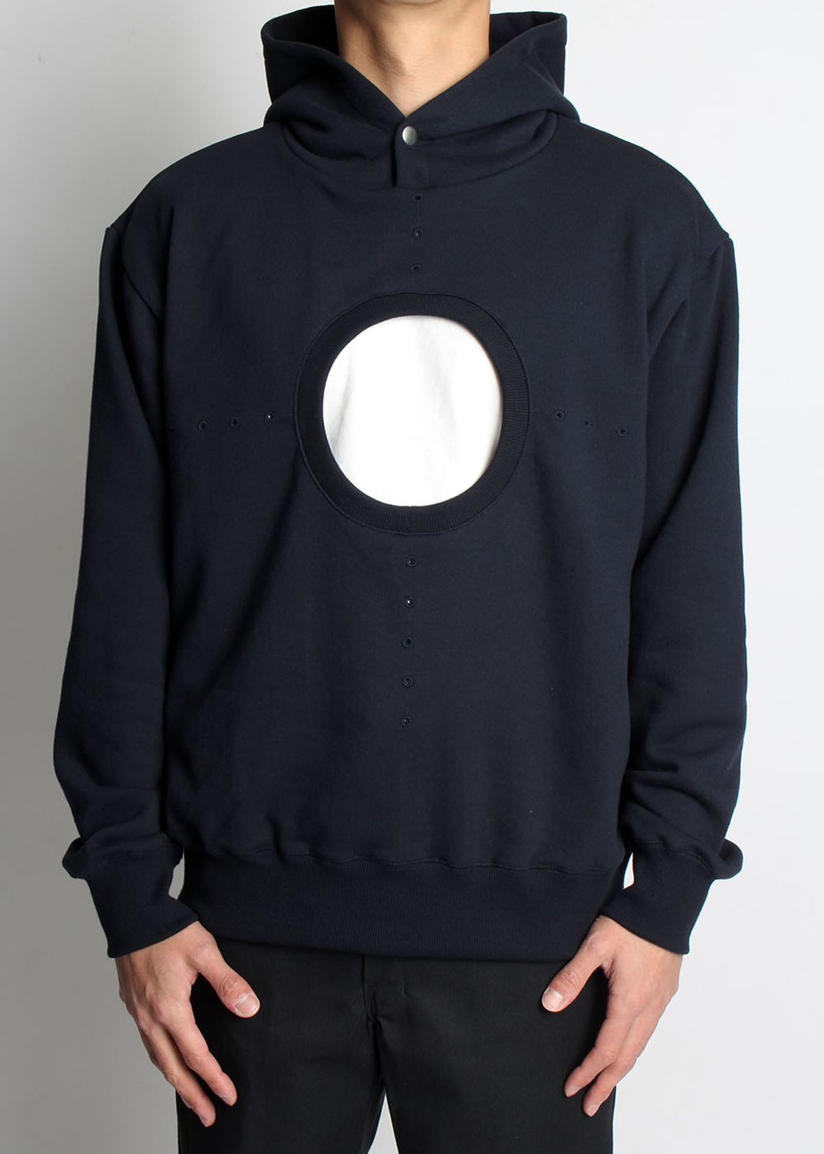 이레귤러(IRREGULAR) CIRCLE CUT AND PUNCHED HOODIE (NAVY)