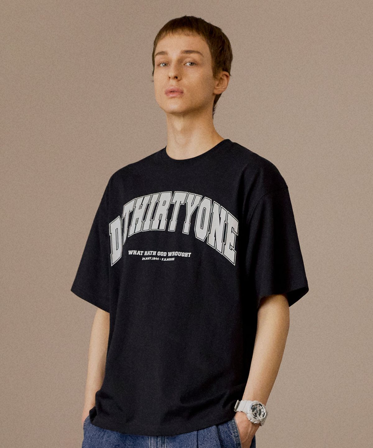 디써티원(DTHIRTYONE) UNIVERSITY LOGO T-SHIRT_BLACK