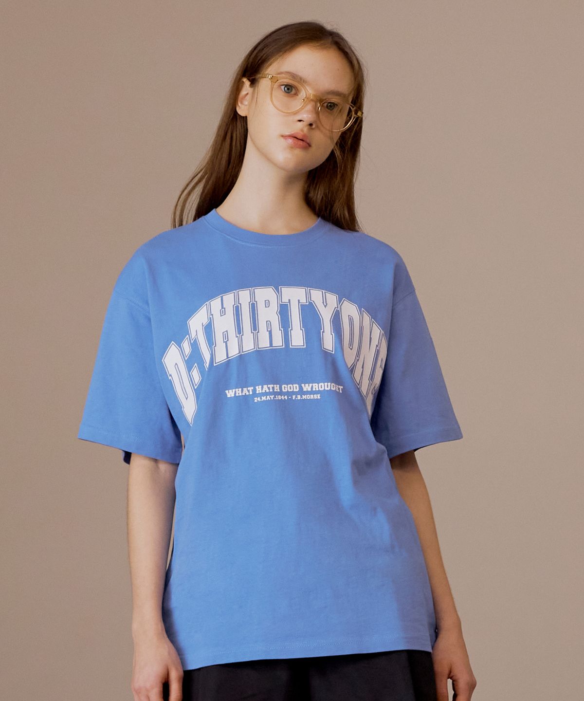 디써티원(DTHIRTYONE) UNIVERSITY LOGO T-SHIRT_PASTEL BLUE