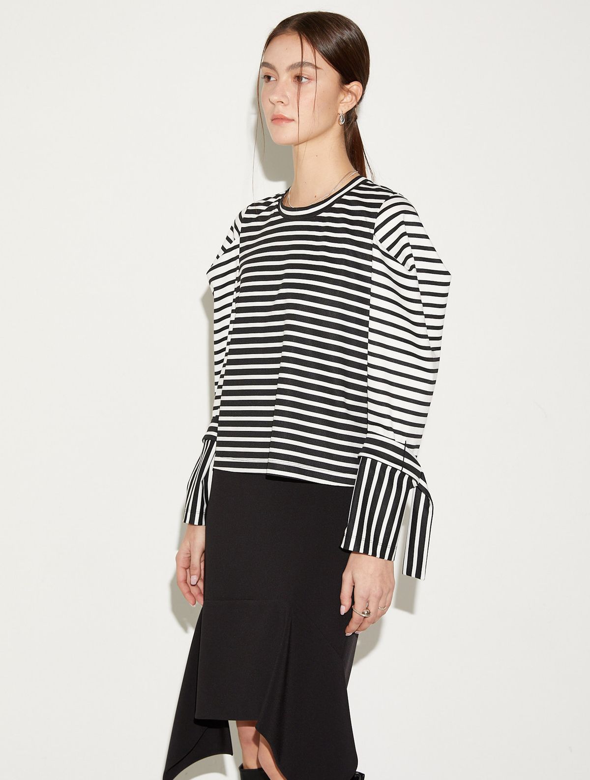 르이엘(LE YIEL) Puff Sleeve Stripe Crop Sweatshirt_Black 퍼프 슬리브 스트라이프 크롭 스웨트셔츠_블랙
