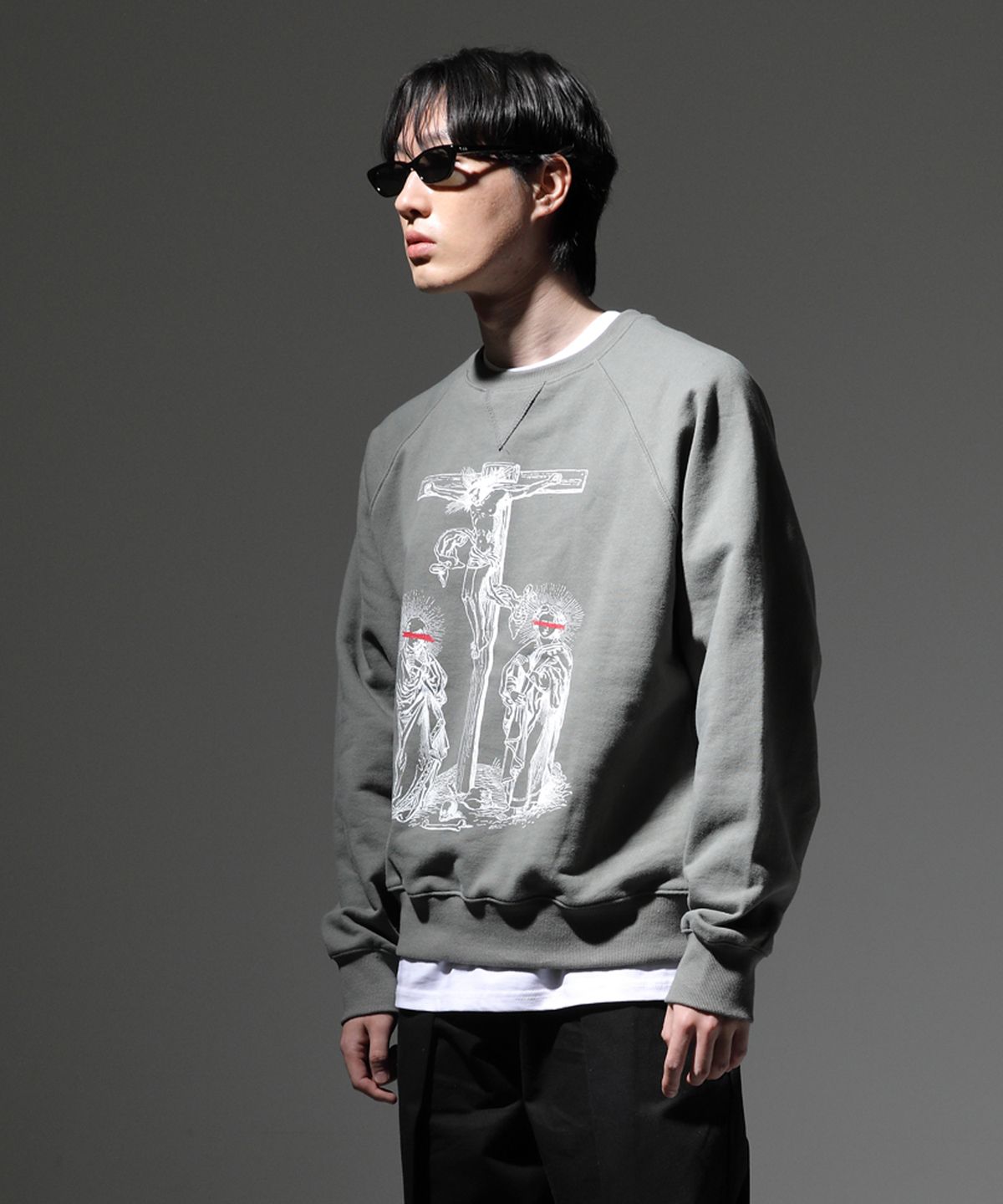 코드아이엠(CODE I'M) 지저스언홀리프린트 나그랑 오버핏 맨투맨 카키