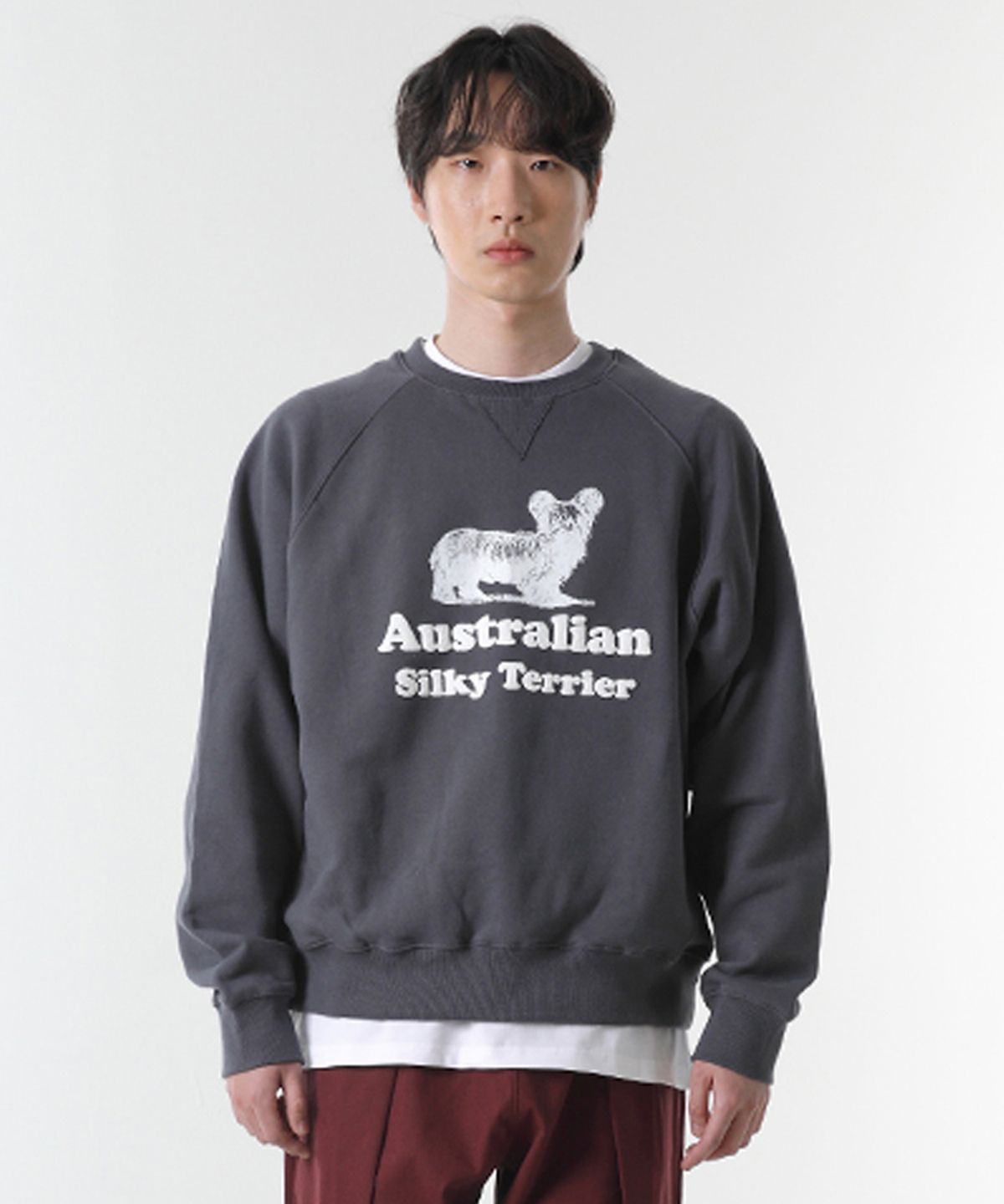 코드아이엠(CODE I'M) 실키테리어프린트 나그랑 오버핏 맨투맨 차콜