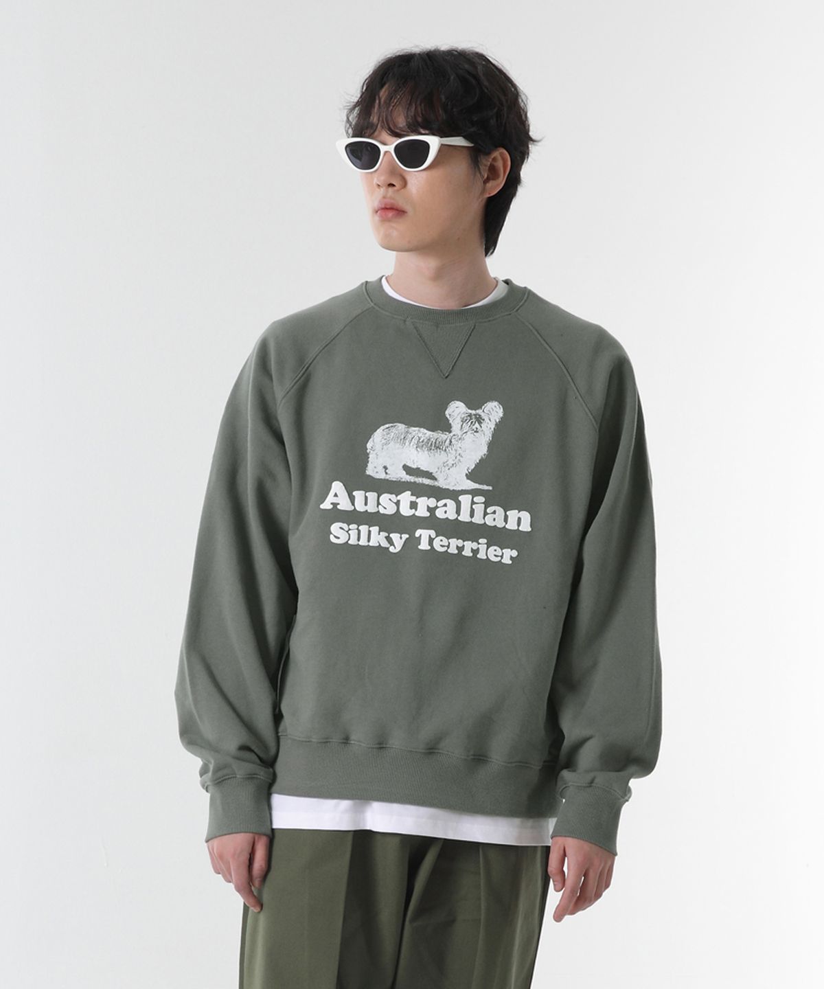 코드아이엠(CODE I'M) 실키테리어프린트 나그랑 오버핏 맨투맨 카키
