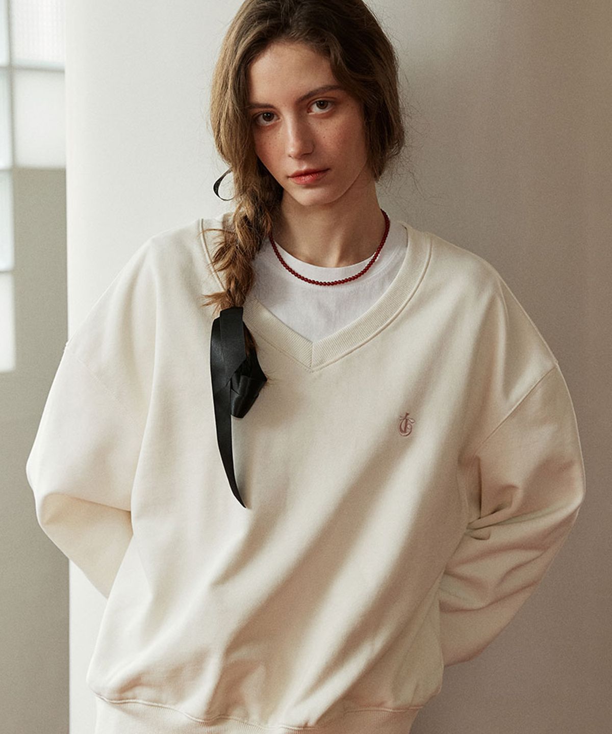 셀리테일즈(CELITAILS) MINI LOGO V-NECK SWEATSHIRT_IVORY