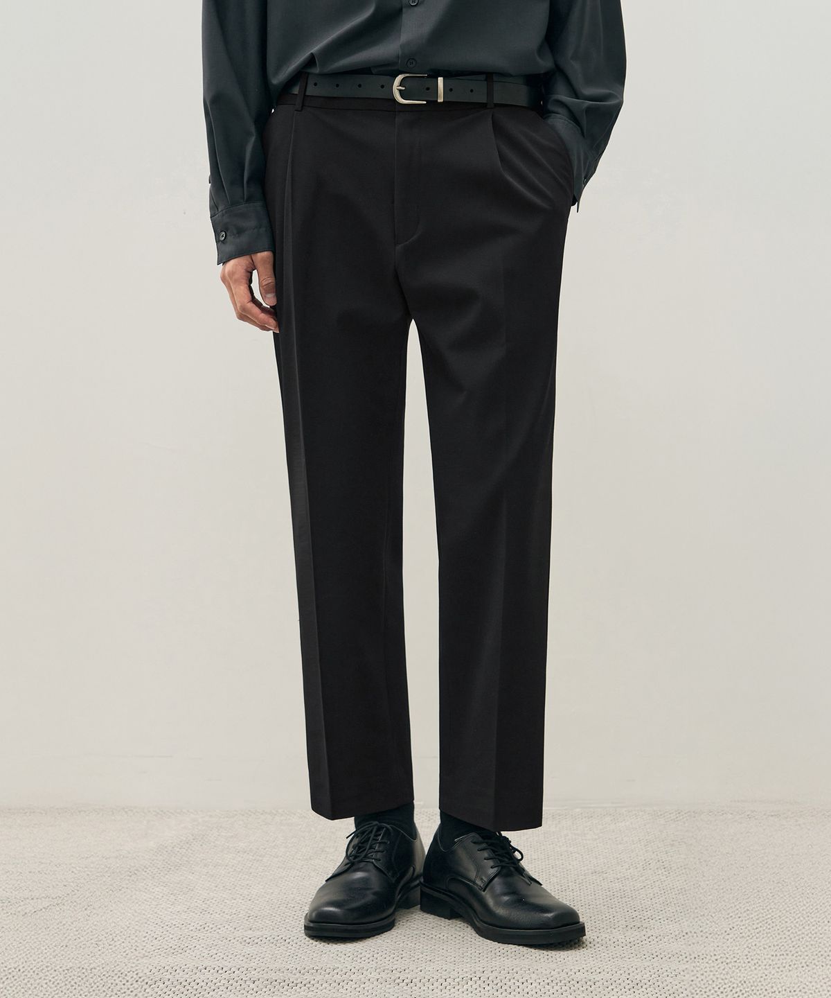 드로우핏(DRAW FIT) 원턱 밴딩 테이퍼드 슬랙스 [BLACK]