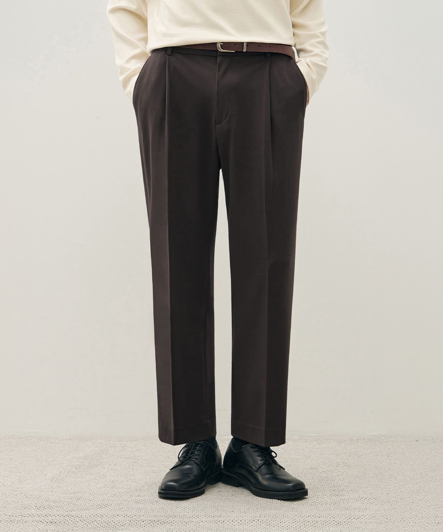 MUSINSA | DRAW FIT Single Pleat Banding Tapered Slacks [DARK BROWN]