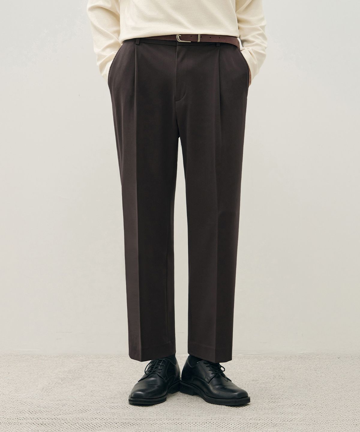 드로우핏(DRAW FIT) 원턱 밴딩 테이퍼드 슬랙스 [DARK BROWN]