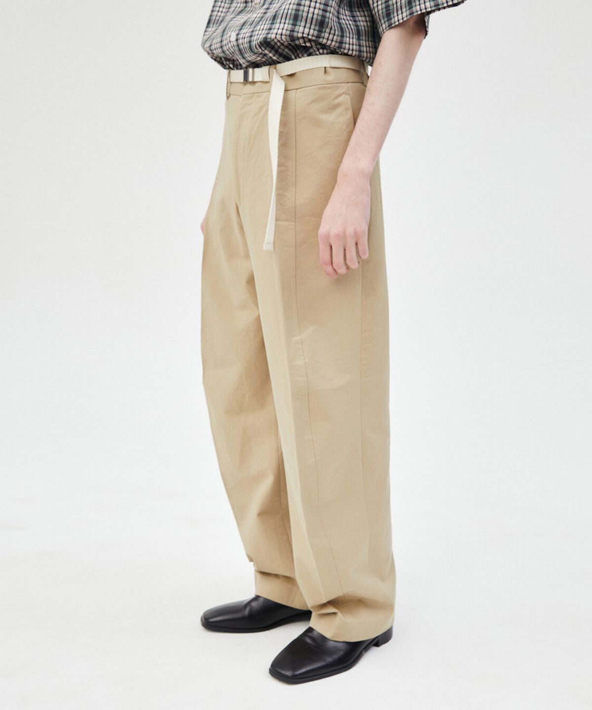 윈더(WINDER) SHAPED TROUSERS - BEIGE