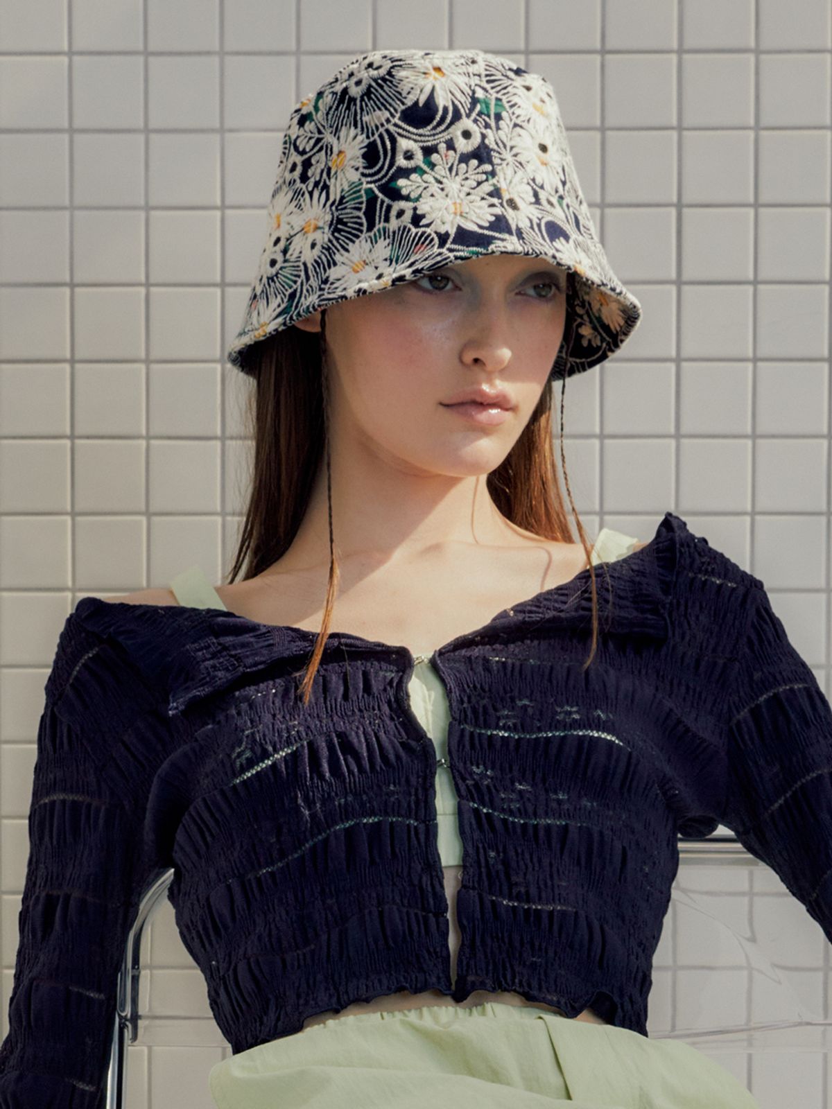 포에지담(POESIEDAME) FLORAL APPLIQUE BUCKET HAT