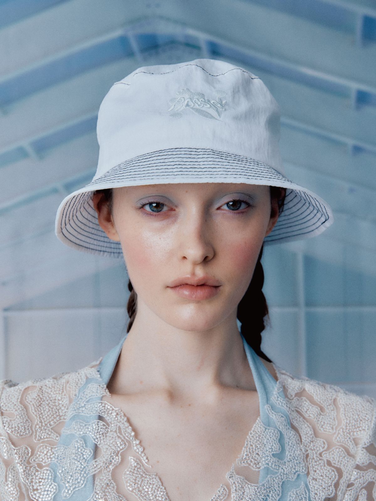 포에지담(POESIEDAME) PARACHUTE BUCKET HAT IN WHITE
