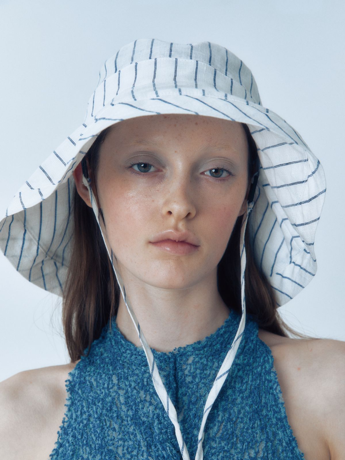 포에지담(POESIEDAME) LINEN WIDE BUCKET HAT IN STRIPE BLUE