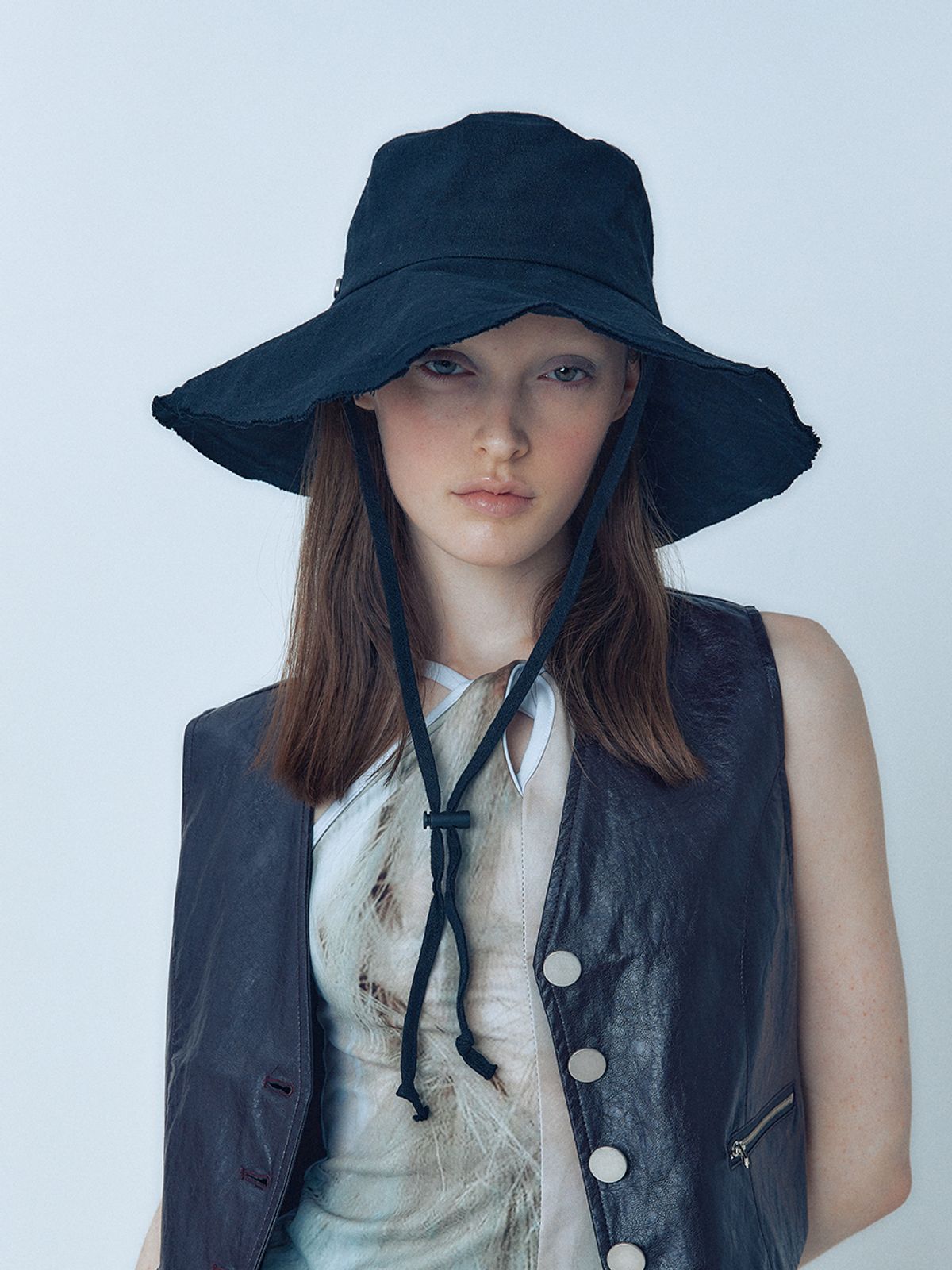 포에지담(POESIEDAME) LINEN WIDE BUCKET HAT IN BLACK