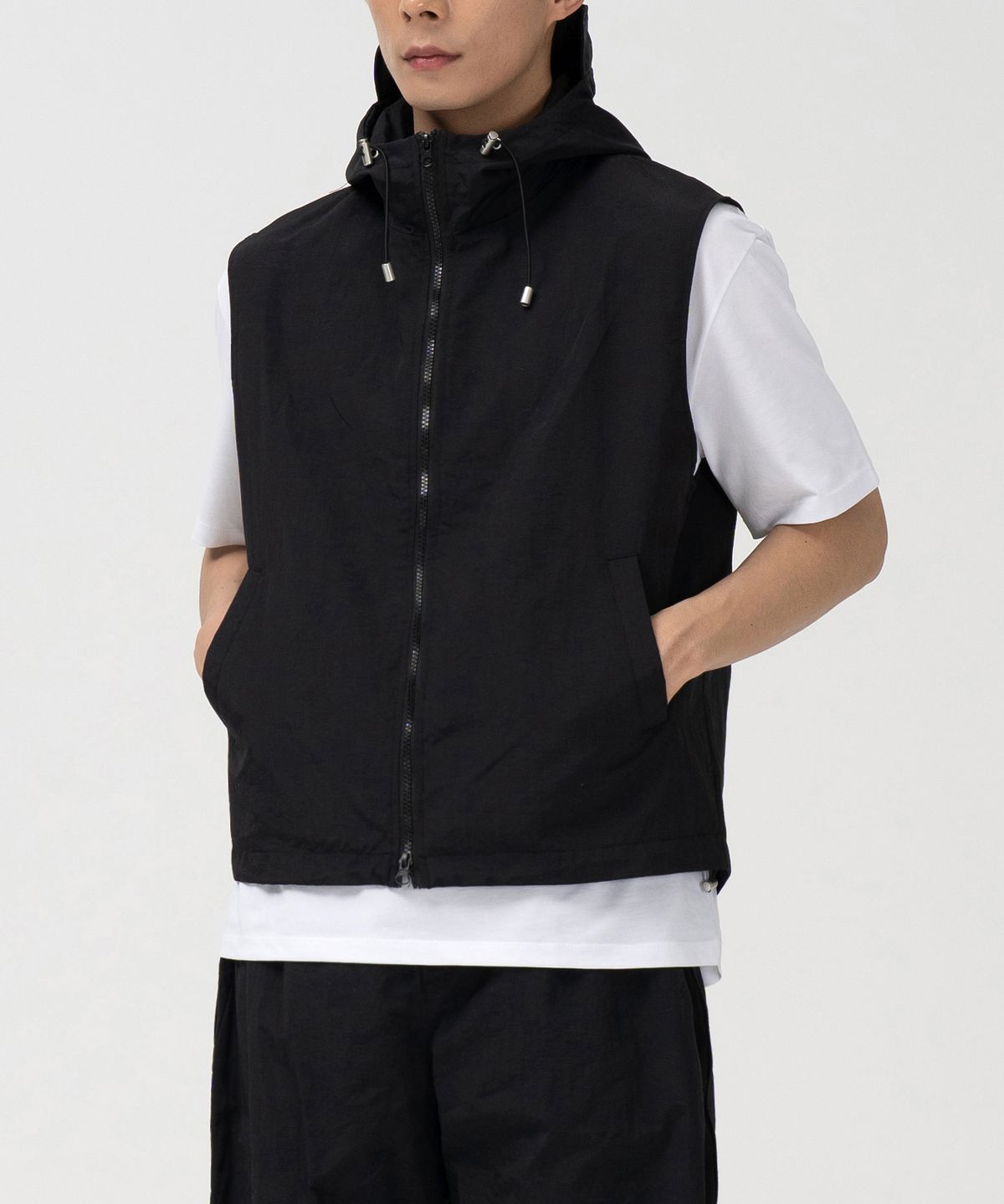 토피(TOFFEE) 하이넥 나일론 후드 집업 베스트 (BLACK)