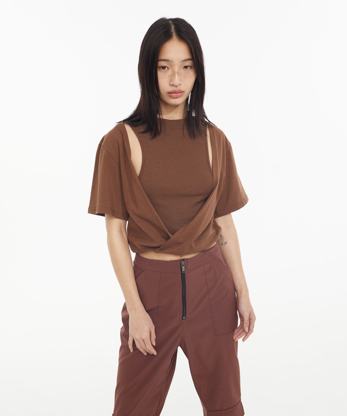 쿄(KYO) 스쿱레이서 레이어드 컷아웃 크롭 티 브릭