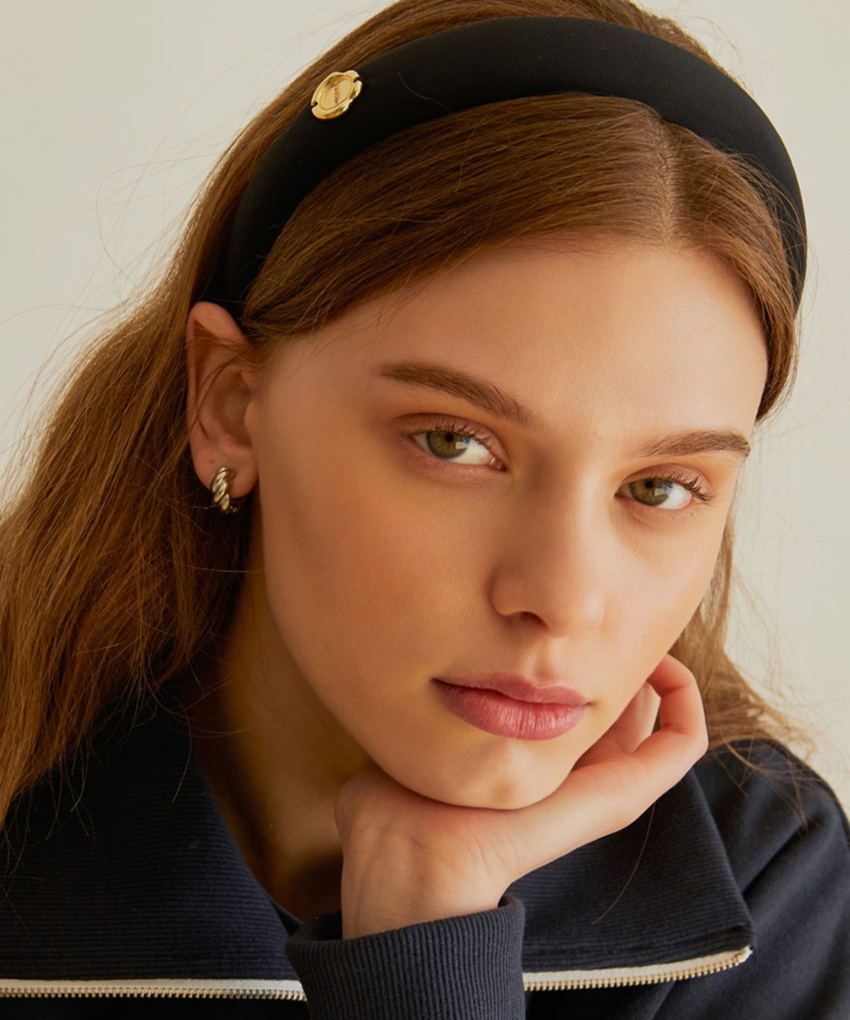 아노에틱(ANOETIC) ANC GOLD STAMP HAIRBAND_BLACK