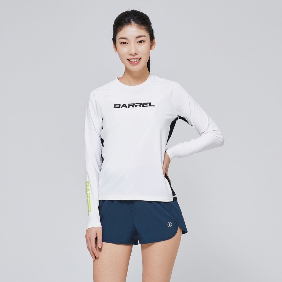 배럴(BARREL) 우먼 모션 릴렉스핏 래쉬가드 오프화이트 (B3SWWRG003OWT)