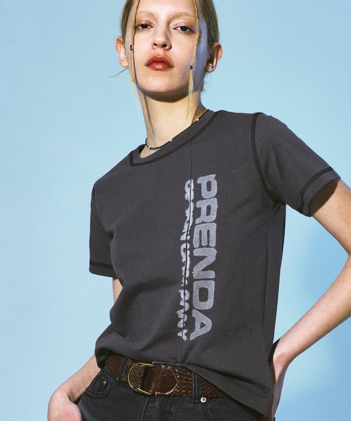 프렌다(PRENDA) SMUDGED LOGO TEE CHARCOAL