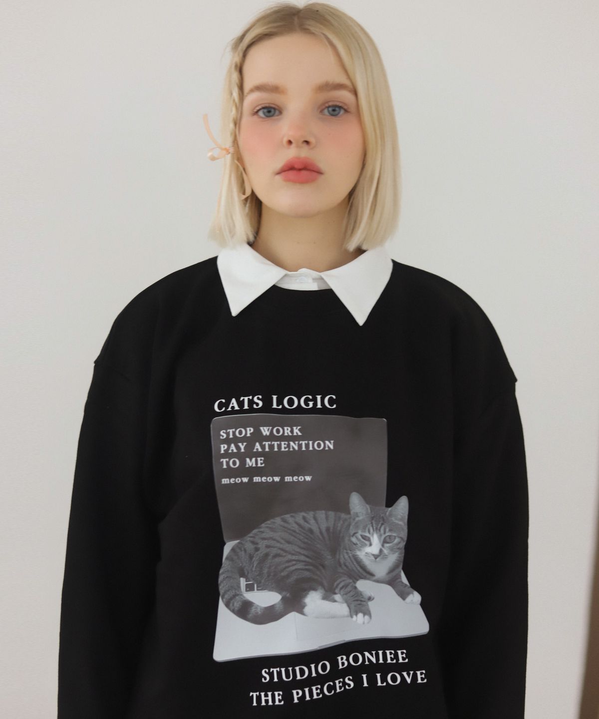 보늬(BONIEE) [기모 선택] 캣츠 로직(Cats Logic) 고양이 그래픽 로고 그래픽 오버 맨투맨 블랙