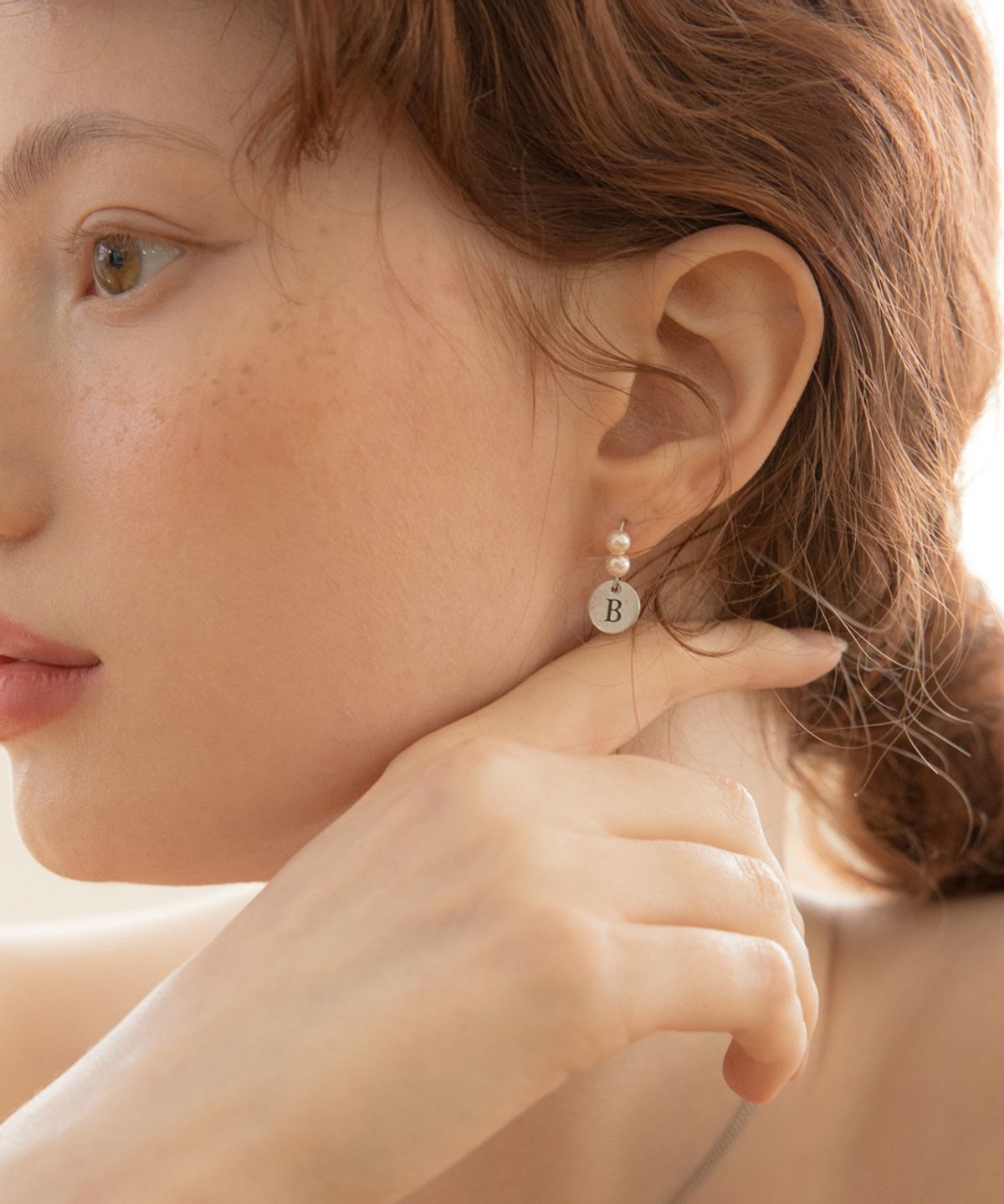 메리모티브(MERRYMOTIVE) Initial with mini pearl earring