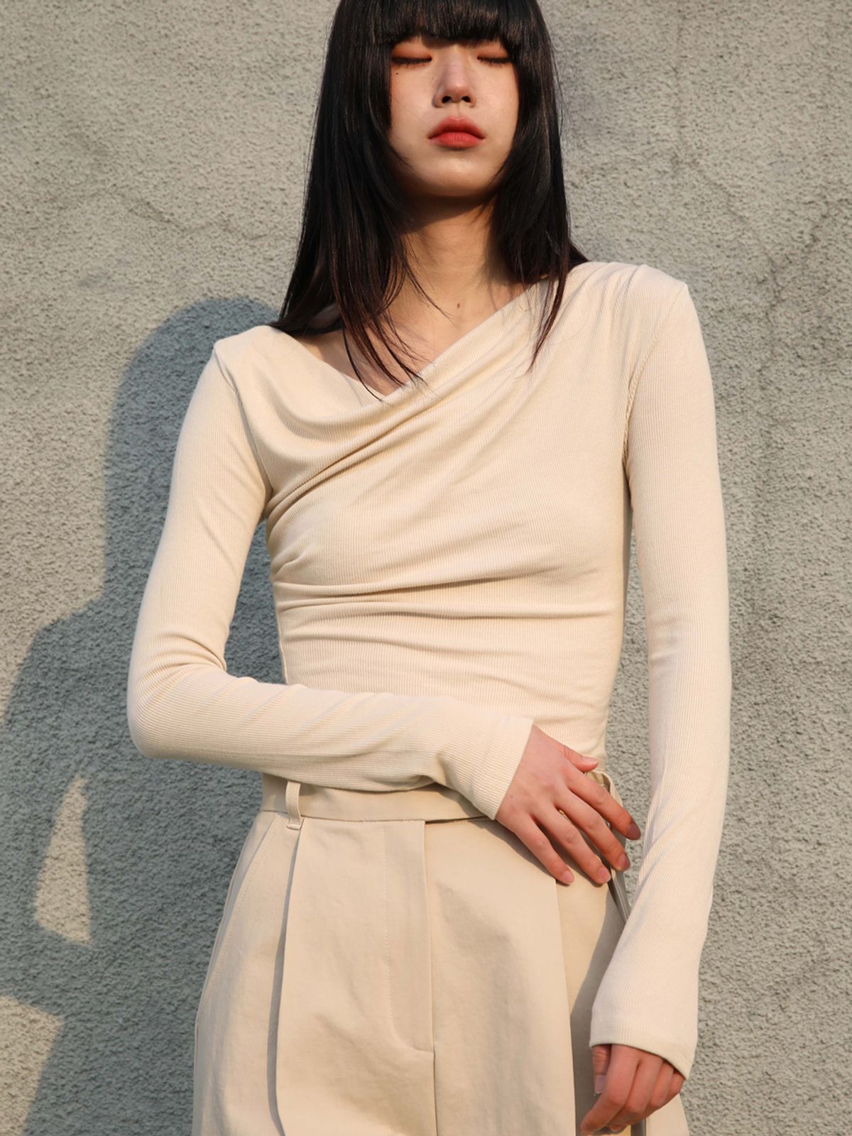 쏘리, 투 머치 러브(SORRY, TOO MUCH LOVE) Micro Ribbed Cowl Neck T-Shirt_Beige