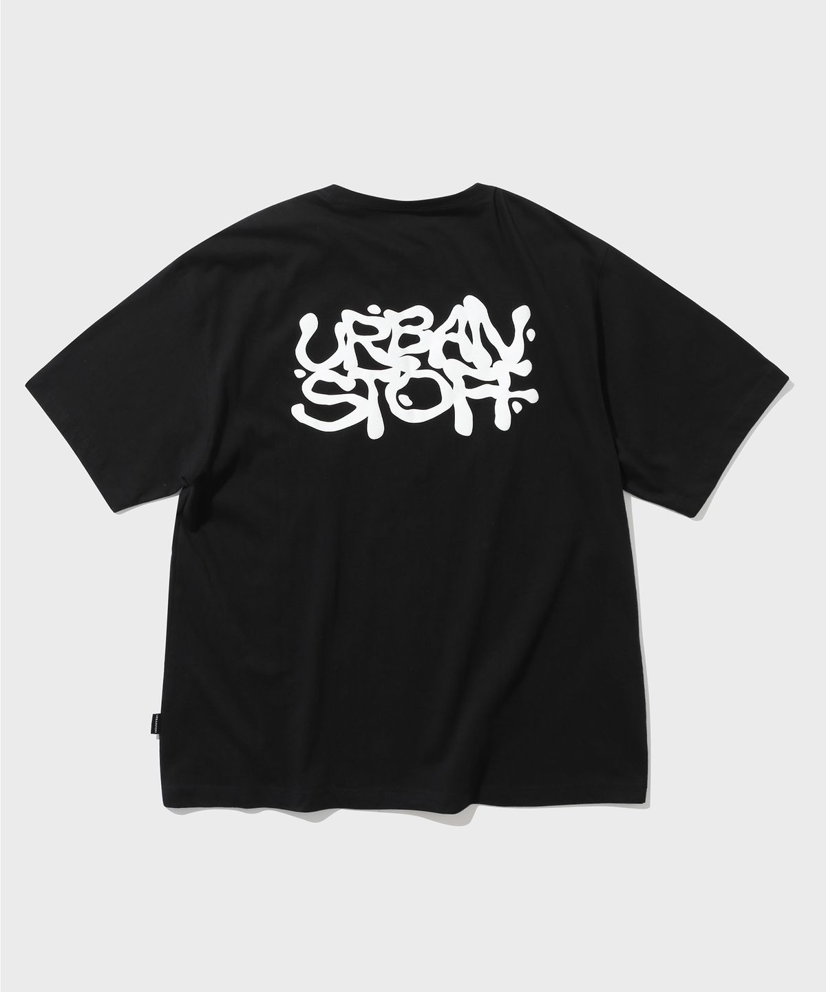 어반스터프(URBANSTOFF) 그래피티 로고 티 (블랙)