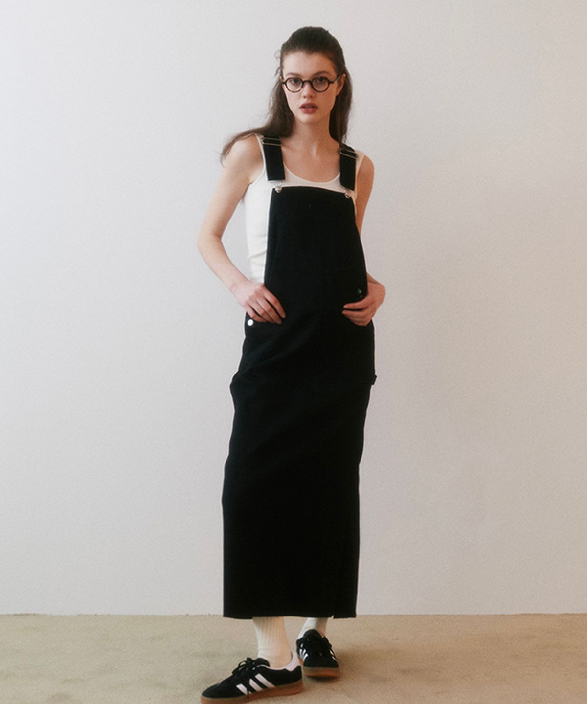 그린버터(GREENBUTTER) Cotton Hammer Loop Overall Dress (Black)