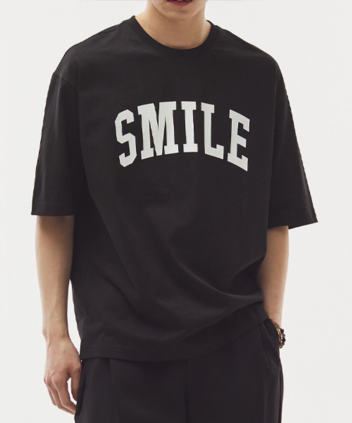 세븐셀라(SEVENSELAH) SMILE HALF SLEEVE TEE (BLACK)