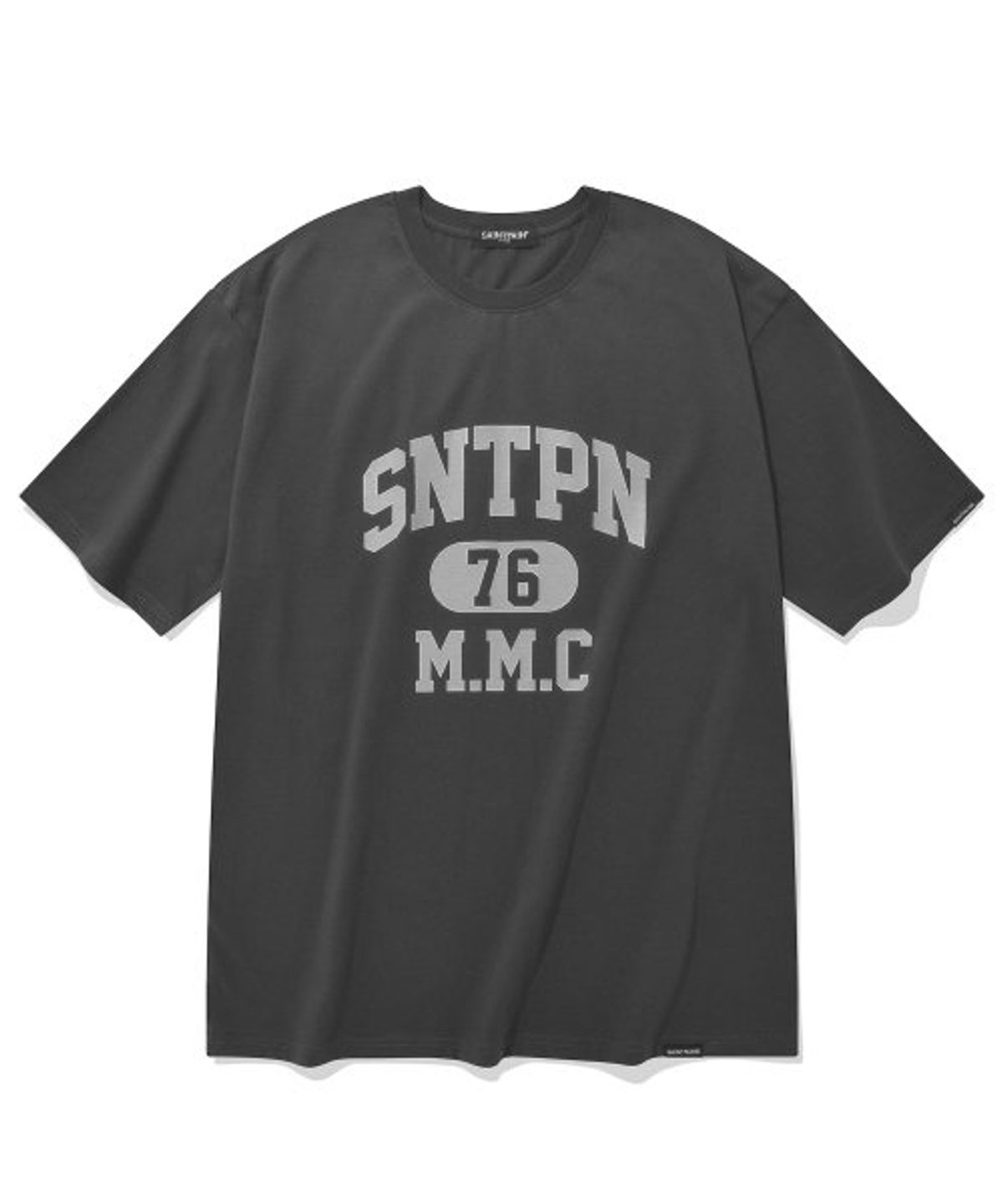 세인트페인(SAINTPAIN) SP SNTPN 로고 티셔츠-차콜 그레이