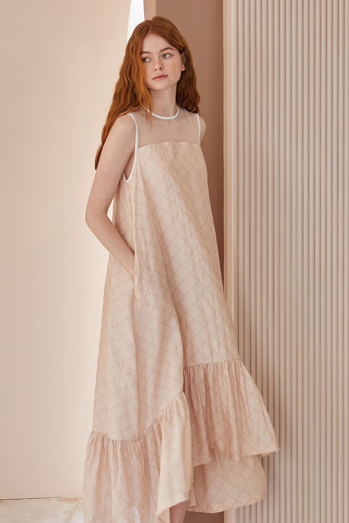 까이에(CAHIERS) 루즈핏 슬리브리스 레이스 맥시 원피스_샴페인