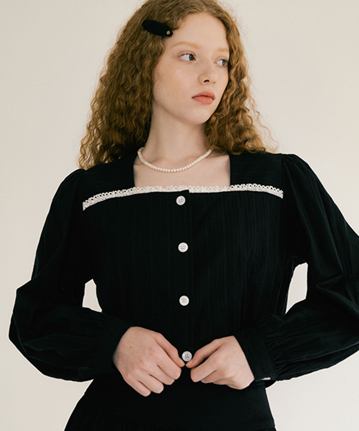 모어댄라이크(MORE THAN LIKE) SQUARE CROP LACE BLOUSE - BLACK