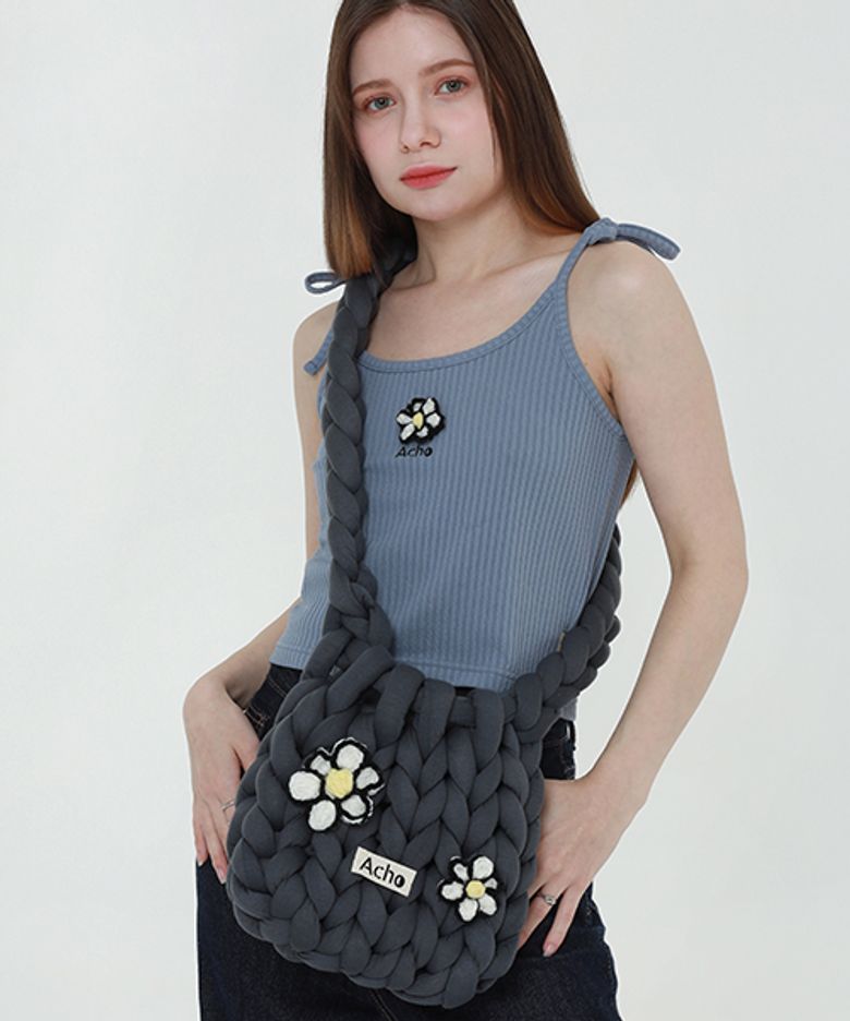 데이지 플라워 니티드 퐁퐁 크로스백_딥그레이