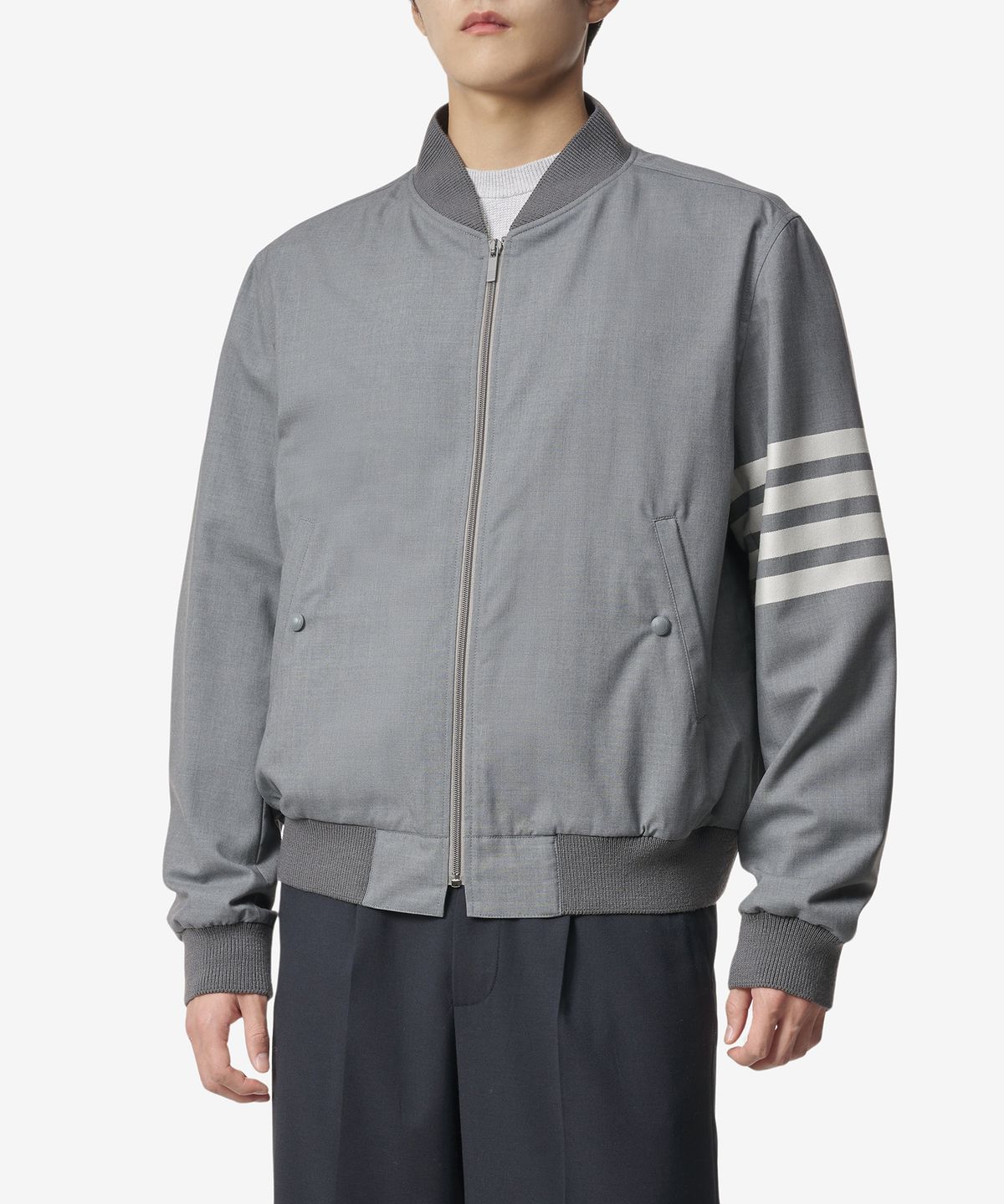 톰 브라운(THOM BROWNE) 4 바 봄버 재킷 - 그레이 / MJO030A06146035