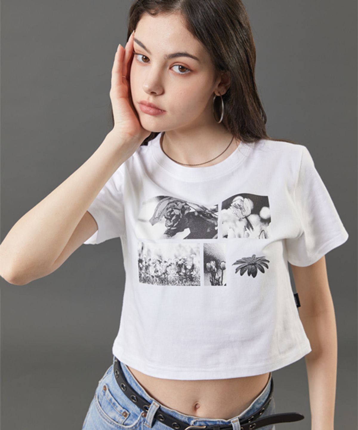 콜릿(KOLEAT) WOMEN 크롭 흑백 플라워 그래픽 반팔티 [WHITE]