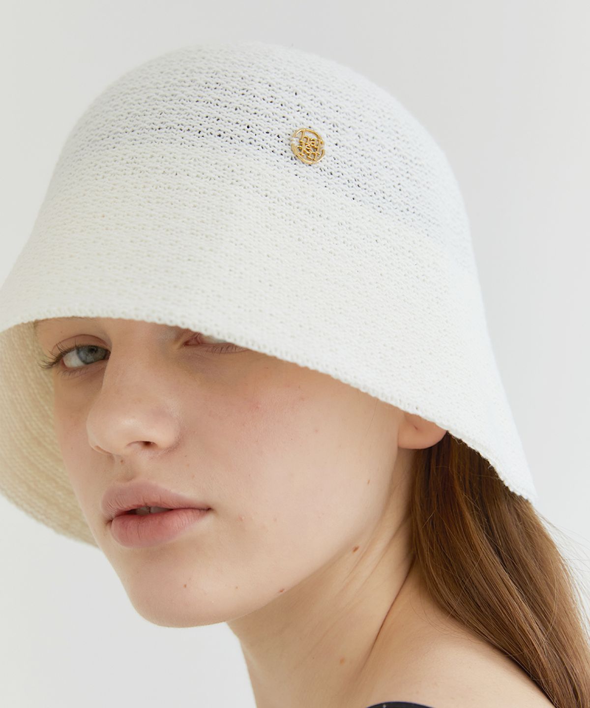 할렌(HALDEN) logo pendant raffia bucket hat (C006_white)