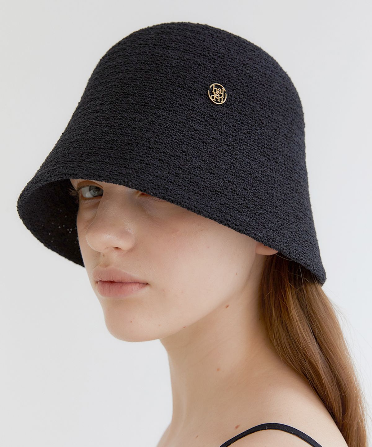 할렌(HALDEN) logo pendant raffia bucket hat (C006_black)